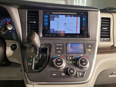 Used 2016 Toyota Sienna XLE image 30