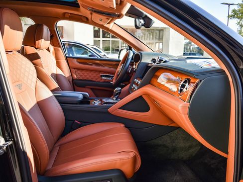 Used 2023 Bentley Bentayga Azure image 19