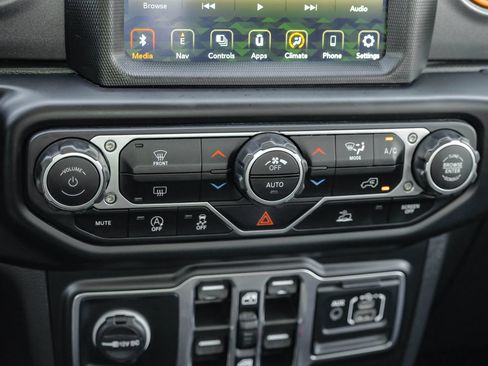 Used 2023 Jeep Gladiator Mojave AWD/4WD image 30