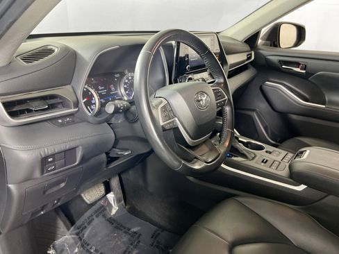 Used 2022 Toyota Highlander XLE image 9