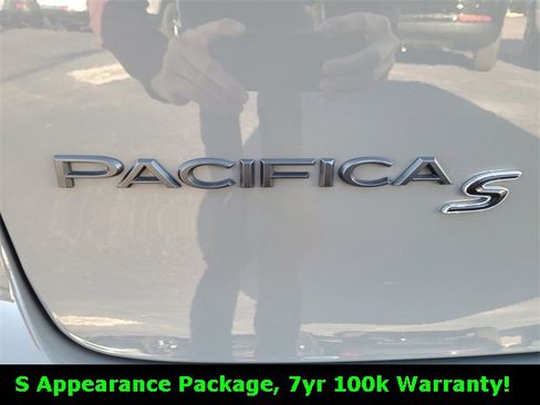 Used 2023 Chrysler Pacifica Touring-L w/ S Appearance Package image 14
