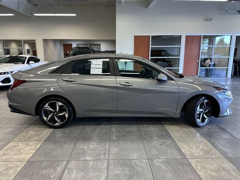 Used 2021 Hyundai Elantra Limited image 11