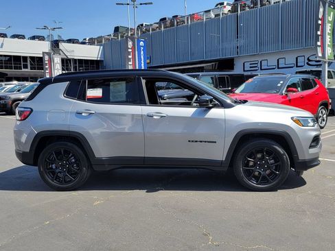 Used 2022 Jeep Compass Latitude FWD image 24