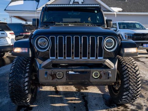 Used 2018 Jeep Wrangler Unlimited Sahara image 9