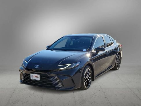 Certified 2025 Toyota Camry XLE image 1