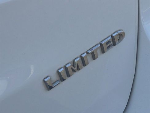 Used 2018 Jeep Grand Cherokee Limited image 12