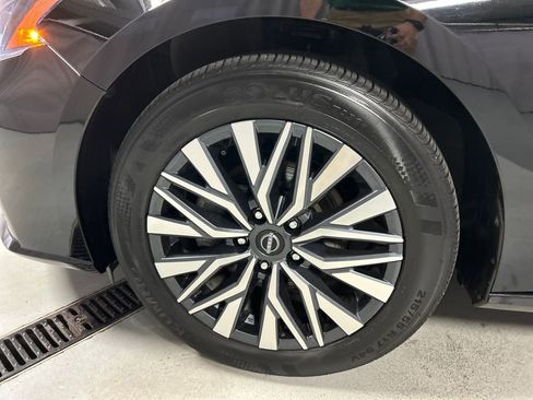 Used 2025 Nissan Altima 2.5 SV FWD image 9