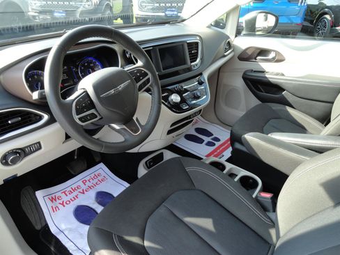 Used 2023 Chrysler Voyager LX FWD image 11