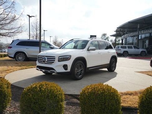Used 2025 Mercedes-Benz GLB 250 4MATIC image 3