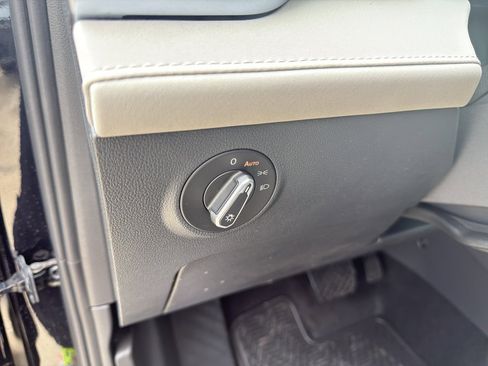 New 2026 Volkswagen Taos SE FWD image 13