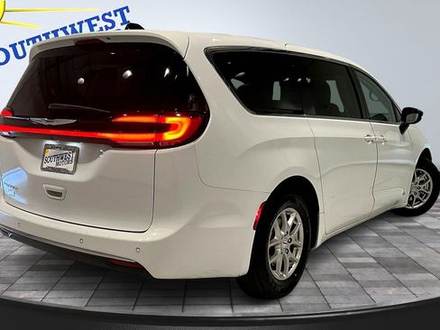 Used 2024 Chrysler Pacifica Touring-L image 6