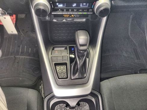 Used 2019 Toyota RAV4 LE w/ Carpet Mat Package image 20