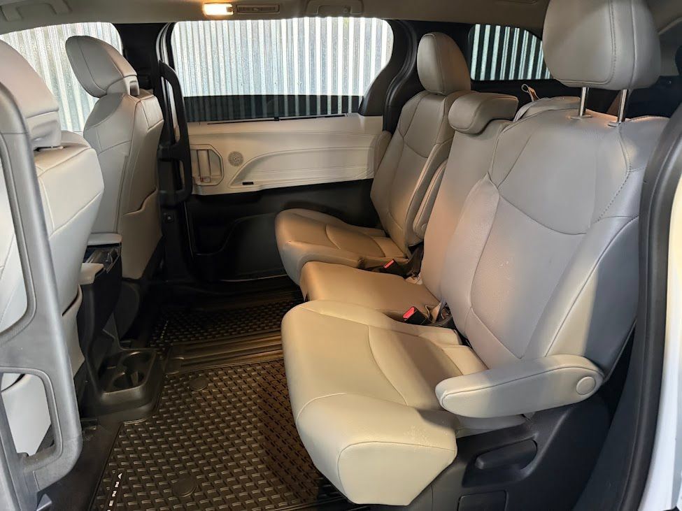 Used 2025 Toyota Sienna XLE FWD image 17