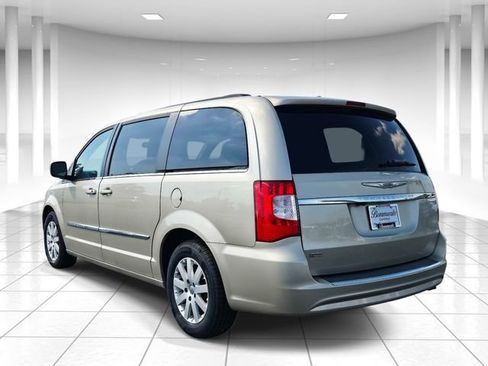 Used 2015 Chrysler Town & Country Touring FWD image 3