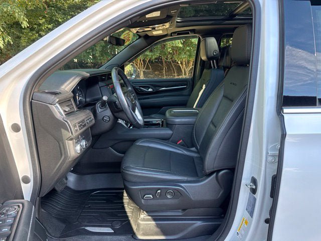 Used 2021 GMC Yukon XL Denali w/ Denali Premium Package AWD/4WD image 10