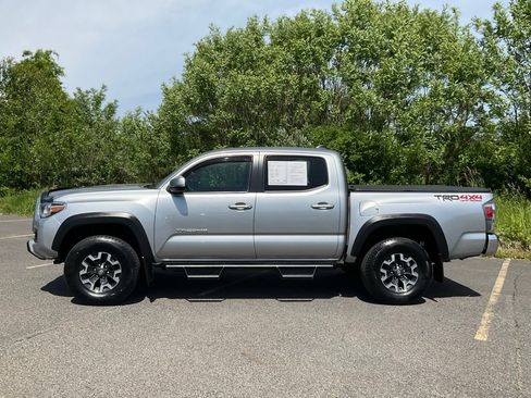 Used 2022 Toyota Tacoma TRD Off-Road AWD/4WD image 32