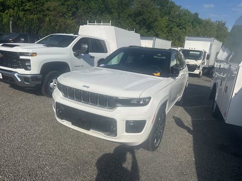 Used 2024 Jeep Grand Cherokee L Overland w/ Trailer Tow Package AWD/4WD image 3