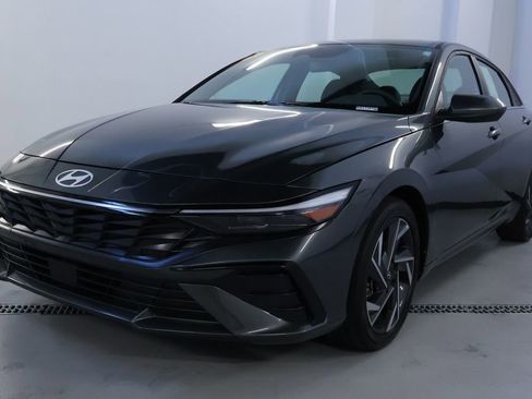 Used 2025 Hyundai Elantra SEL image 3