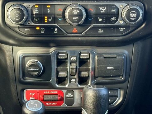 Used 2023 Jeep Gladiator Mojave w/ Cold Weather Group image 17