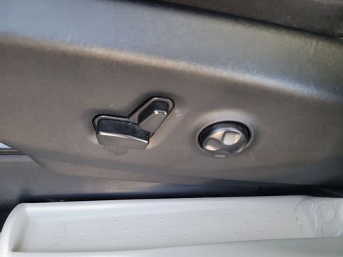 Used 2023 Chrysler Pacifica Touring-L image 18