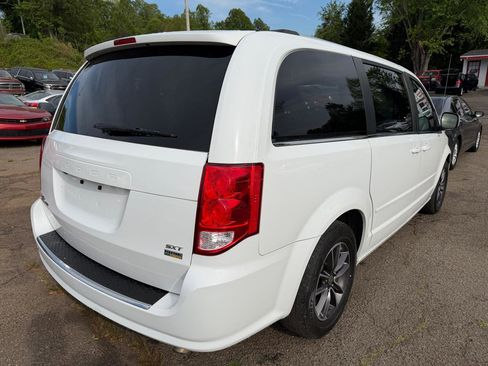 Used 2017 Dodge Grand Caravan SXT image 5
