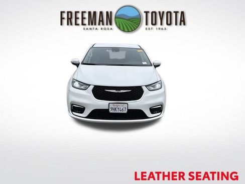 Used 2023 Chrysler Pacifica Touring-L FWD image 3