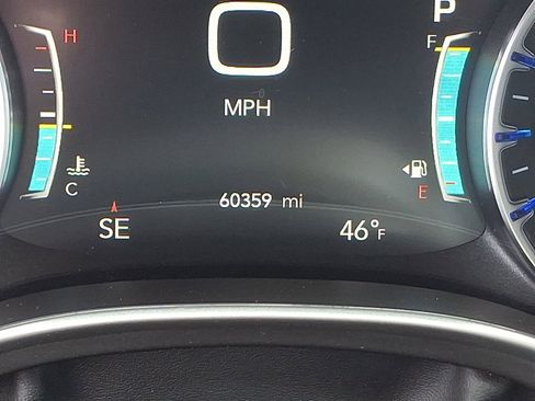 Used 2023 Chrysler Pacifica Touring-L FWD image 21