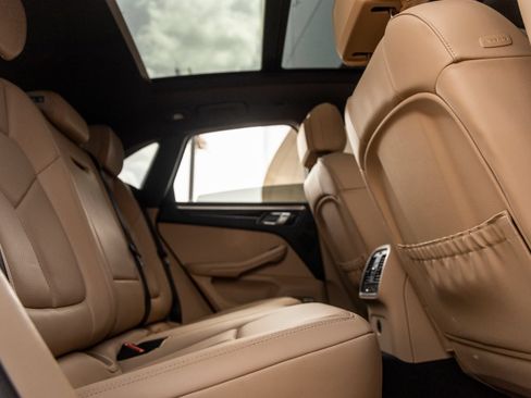 Certified 2024 Porsche Macan AWD/4WD image 41