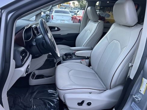 Used 2017 Chrysler Pacifica Limited w/ Tire & Wheel Group image 22