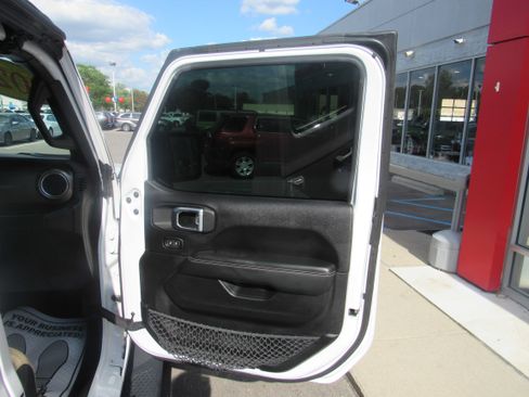 Used 2020 Jeep Gladiator Overland AWD/4WD image 14
