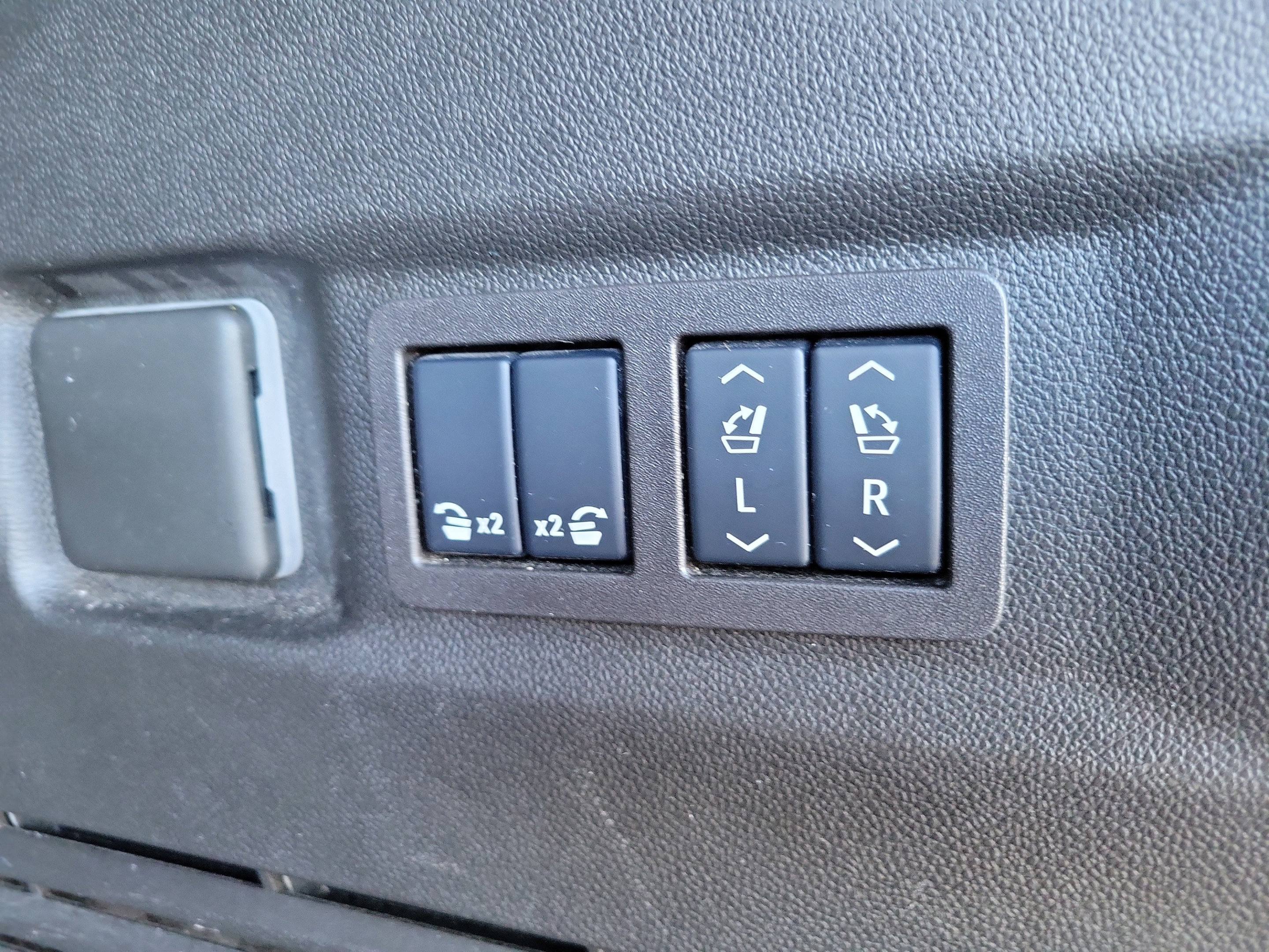 Used 2025 GMC Yukon Elevation AWD/4WD image 8