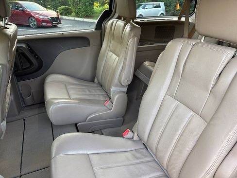 Used 2013 Chrysler Town & Country Touring-L w/ Entertainment Group #2 FWD image 30