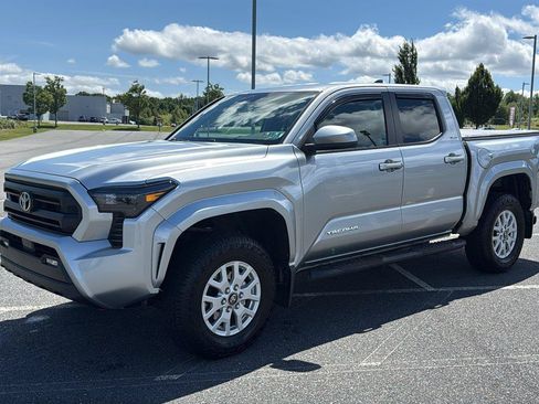 Used 2025 Toyota Tacoma SR5 AWD/4WD image 12