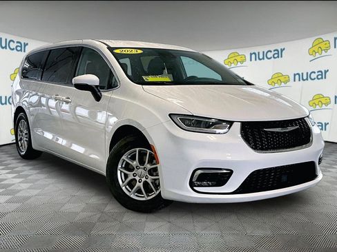 Used 2023 Chrysler Pacifica Touring-L FWD image 1