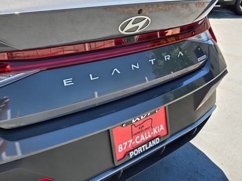 Used 2025 Hyundai Elantra Hybrid FWD image 14
