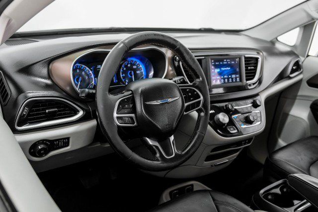 Used 2019 Chrysler Pacifica Touring-L FWD image 14