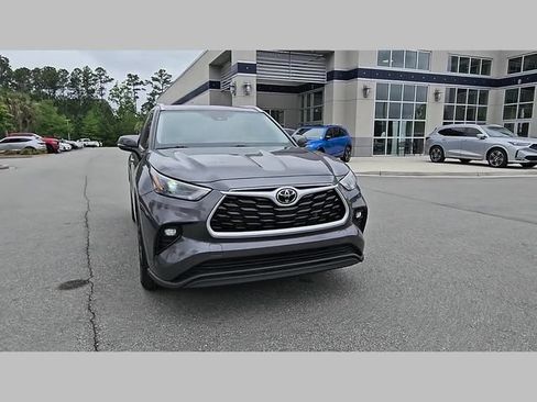 Used 2023 Toyota Highlander XLE FWD image 35