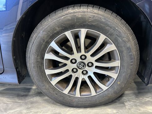 Used 2019 Toyota Sienna XLE w/ XLE Navigation Package FWD image 30