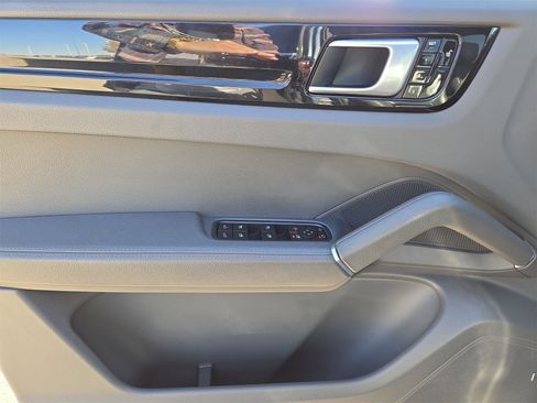 Used 2019 Porsche Cayenne image 15
