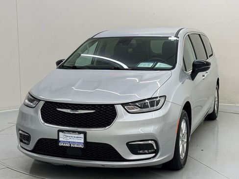 Used 2024 Chrysler Pacifica Touring-L image 1