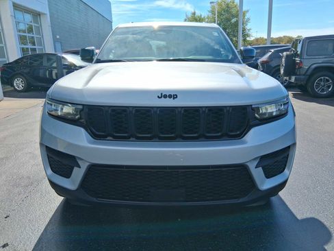 Used 2023 Jeep Grand Cherokee Altitude image 1