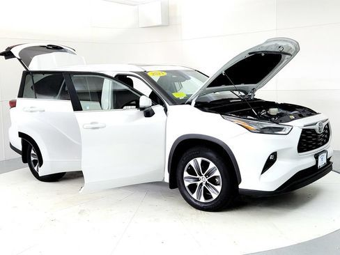 Used 2024 Toyota Highlander XLE AWD/4WD image 12