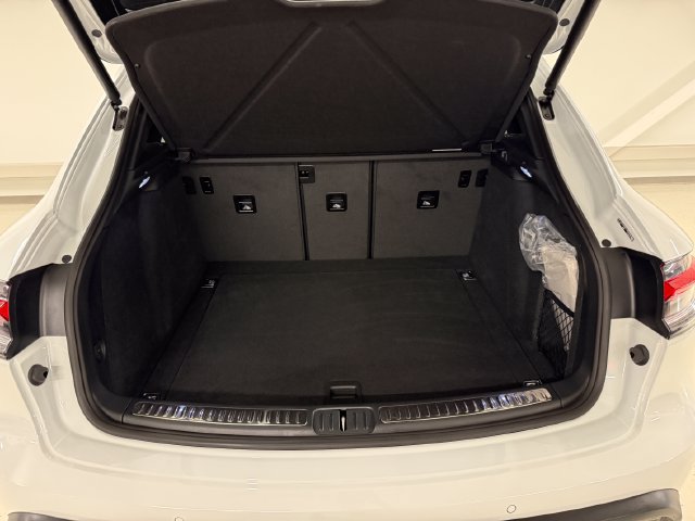 Certified 2026 Porsche Macan AWD/4WD image 13
