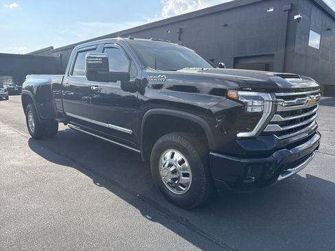 Used 2026 Chevrolet Silverado 3500 High Country w/ High Country Premium Package AWD/4WD image 2
