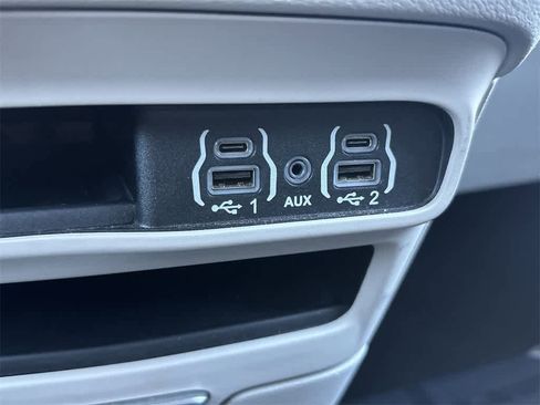 Used 2023 Chrysler Pacifica Touring-L image 17