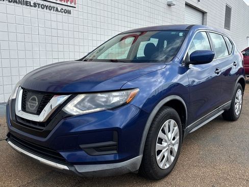 Used 2017 Nissan Rogue S image 1