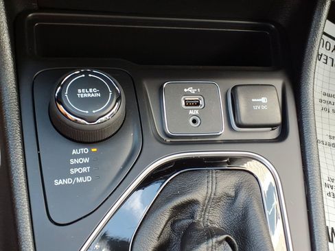Used 2022 Jeep Cherokee Limited AWD/4WD image 17