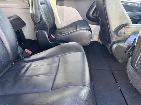 Used 2016 Chrysler Town & Country Touring image 6