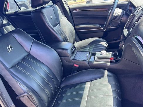 Used 2019 Chrysler 300 S w/ S Model Appearance Package RWD image 8