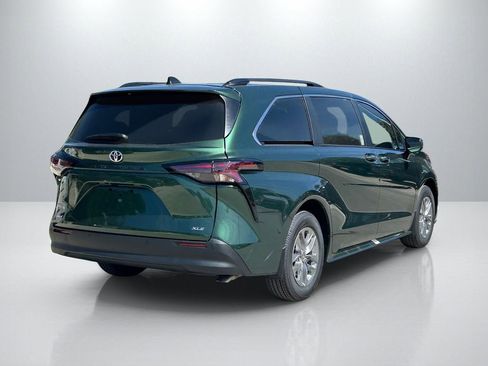 New 2026 Toyota Sienna XLE image 5